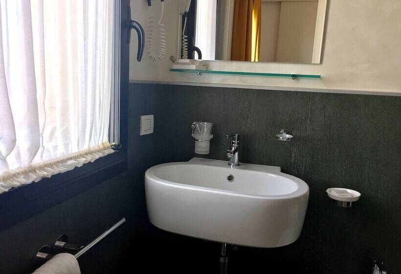 اتاق سوپریور, Joli