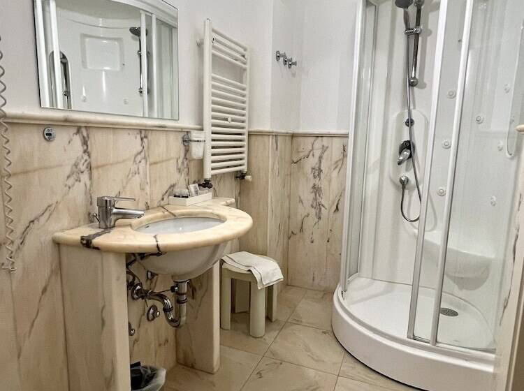 اتاق خانوادگی, Joli