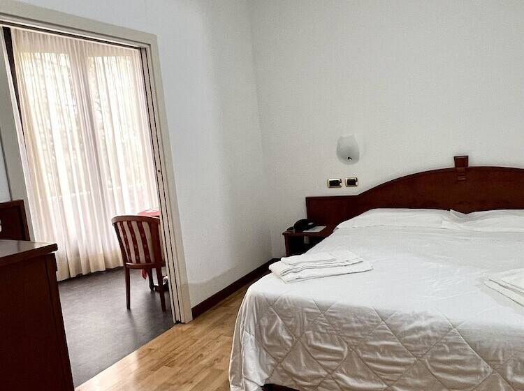 اتاق خانوادگی, Joli