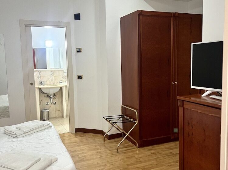 اتاق خانوادگی, Joli