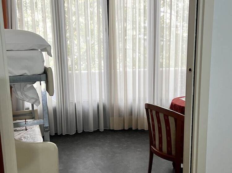 اتاق خانوادگی, Joli