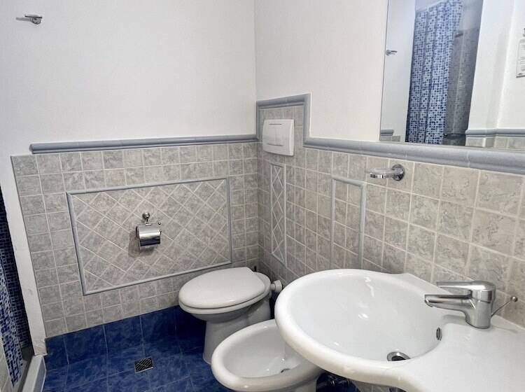 اتاق اکونومی, Joli