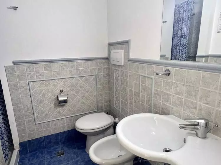 اتاق اکونومی, Joli