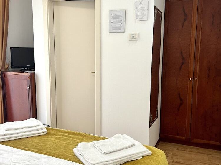 اتاق اکونومی, Joli