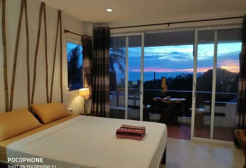 اتاق لوکس با بالکن و چشم‌انداز دریا, Sairee View Resort