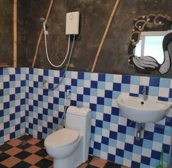 اتاق لوکس با بالکن و چشم‌انداز دریا, Sairee View Resort