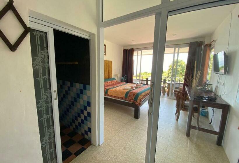 اتاق لوکس با بالکن و چشم‌انداز دریا, Sairee View Resort