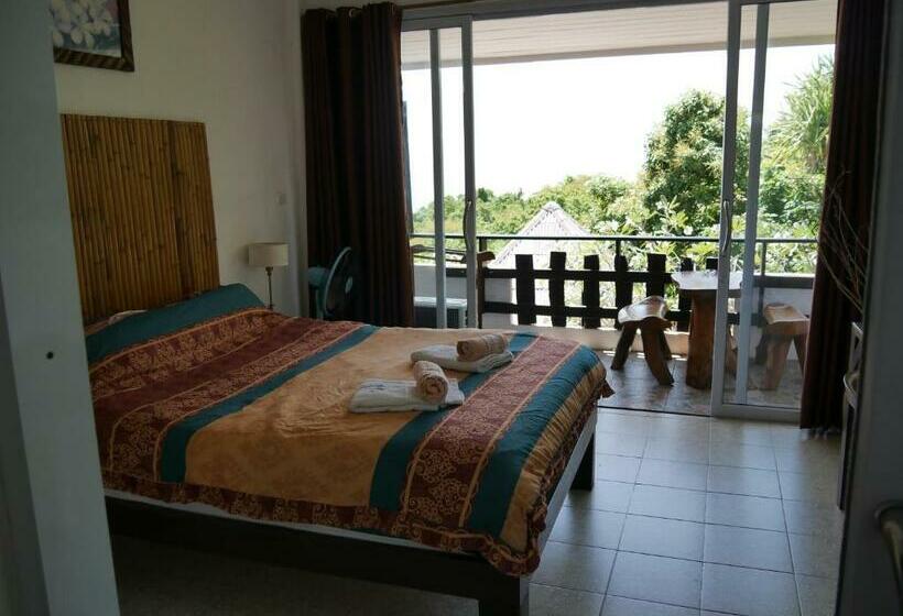 اتاق لوکس با بالکن و چشم‌انداز دریا, Sairee View Resort