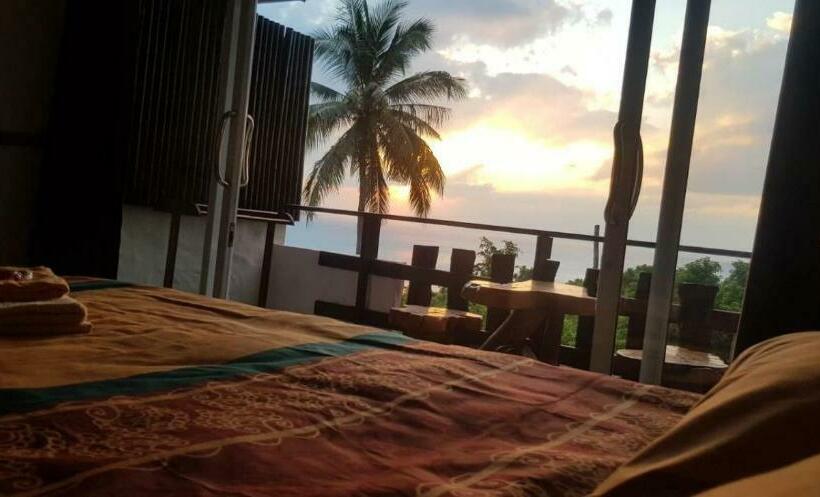 اتاق لوکس با بالکن و چشم‌انداز دریا, Sairee View Resort