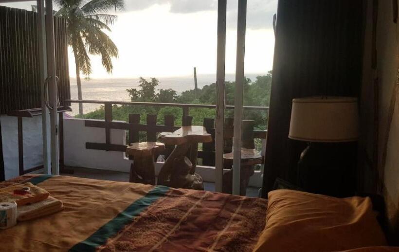 اتاق لوکس با بالکن و چشم‌انداز دریا, Sairee View Resort