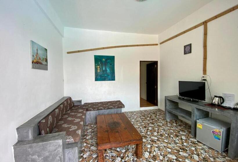 اتاق استاندارد با چشم‌انداز استخر, Sairee View Resort