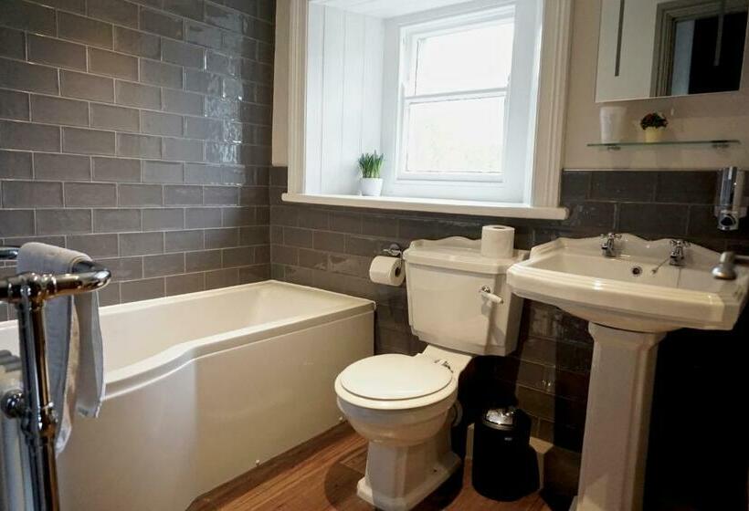 家庭间, The Game Cock Inn