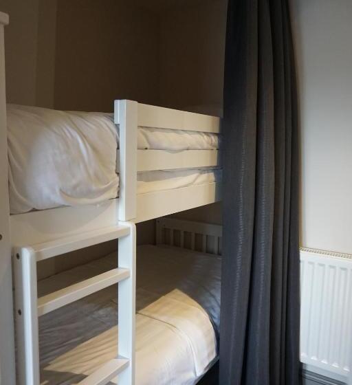 家庭间, The Game Cock Inn