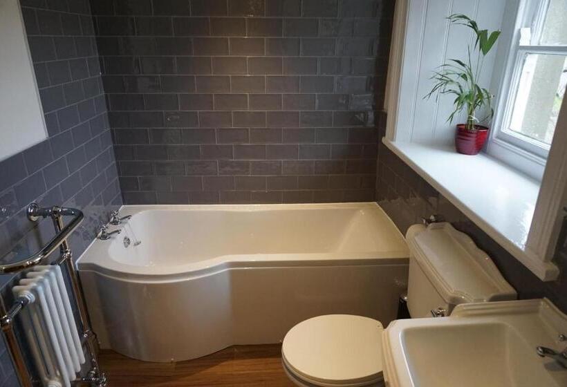 家庭间, The Game Cock Inn