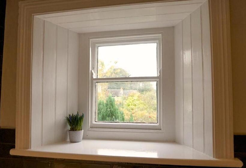 家庭间, The Game Cock Inn