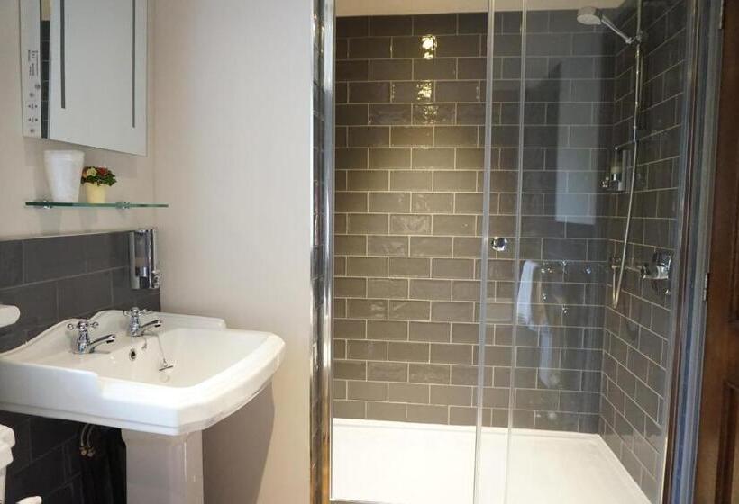 家庭间, The Game Cock Inn