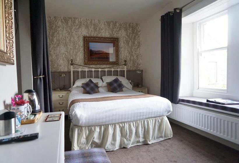 家庭间, The Game Cock Inn