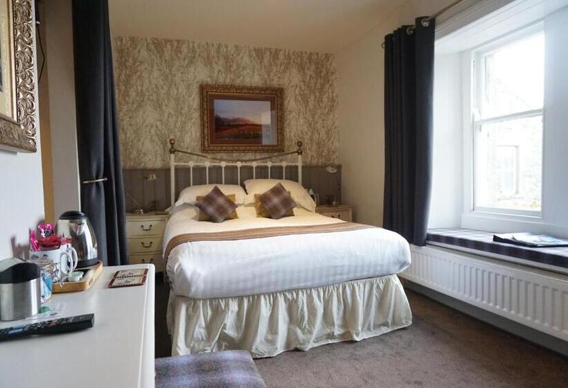 家庭间, The Game Cock Inn