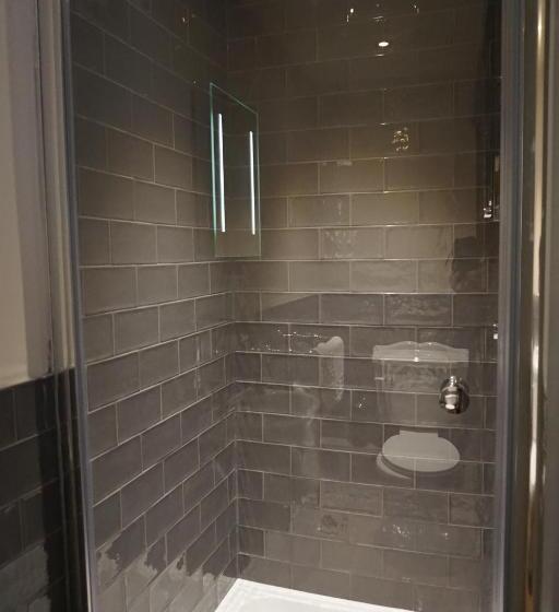 标准单人间, The Game Cock Inn