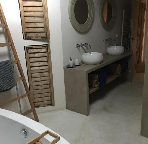 اتاق استاندارد سه تخته با سرویس بهداشتی مشترک, Lunel Bien être
