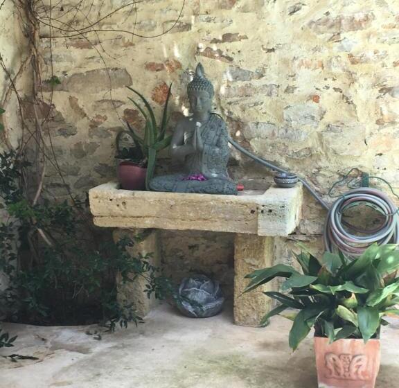 اتاق استاندارد سه تخته با سرویس بهداشتی مشترک, Lunel Bien être