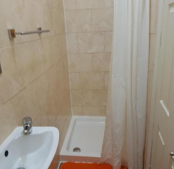 标准三人间, Portsmouth Budget Hotels All Rooms Are En Suite