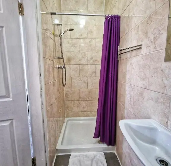 اتاق استاندارد سه نفره, Portsmouth Budget Hotels   All Rooms Are En Suite