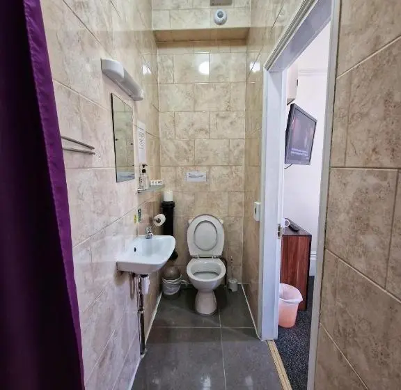 اتاق استاندارد سه نفره, Portsmouth Budget Hotels   All Rooms Are En Suite