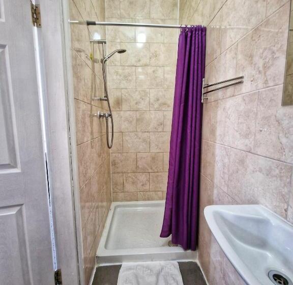 豪华房间, Portsmouth Budget Hotels All Rooms Are En Suite