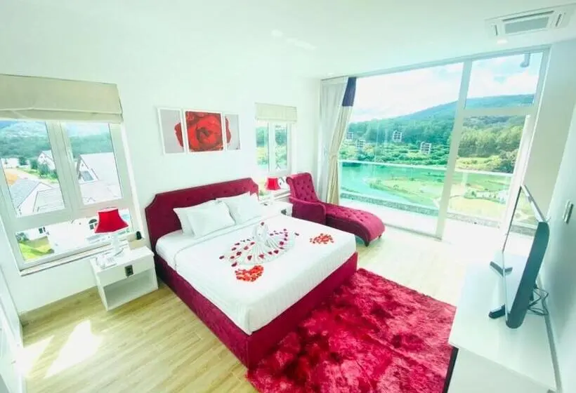 Suite with lake view, Dalat Wonder Resort