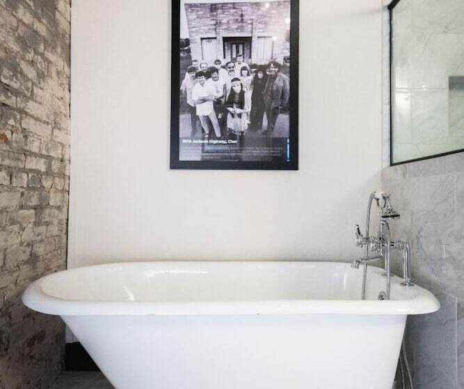 جناح سوبيريور, Gunrunner Boutique