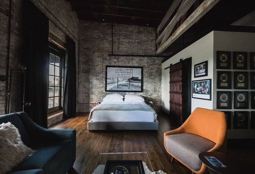 جناح سوبيريور, Gunrunner Boutique