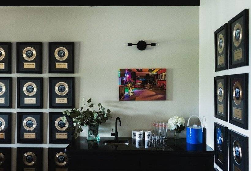 جناح سوبيريور, Gunrunner Boutique