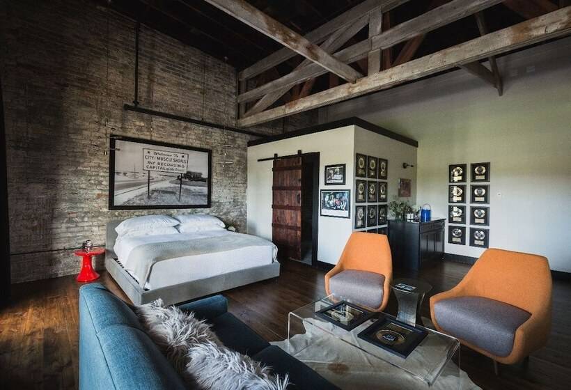 جناح سوبيريور, Gunrunner Boutique