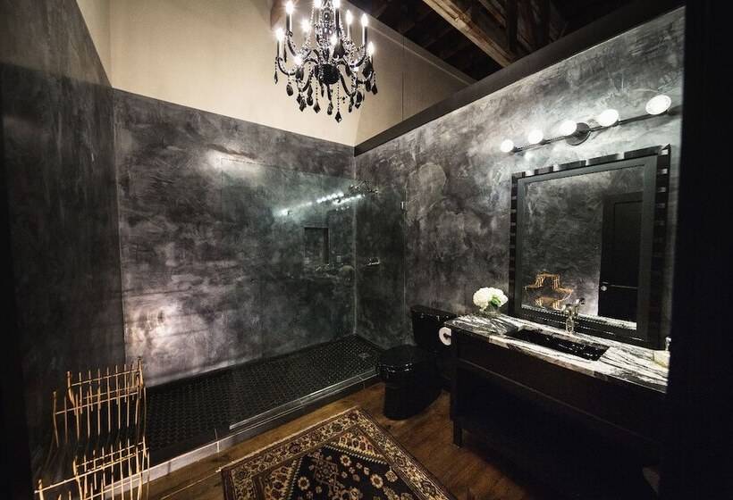 جناح سوبيريور, Gunrunner Boutique