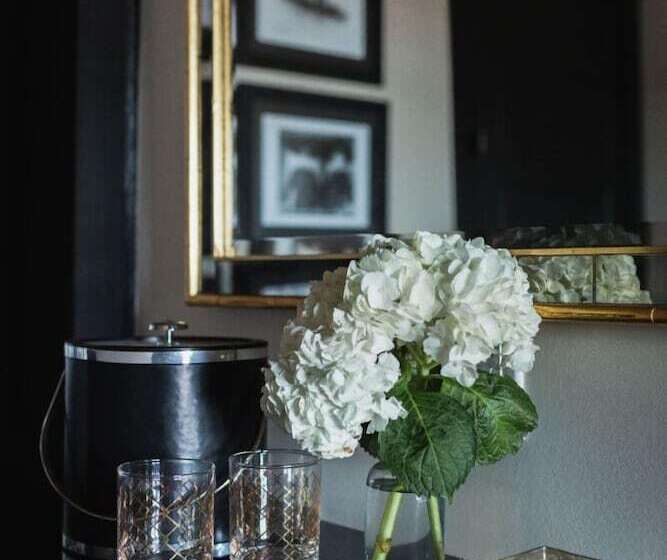 جناح سوبيريور, Gunrunner Boutique