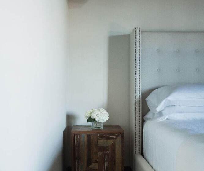 جناح سوبيريور, Gunrunner Boutique