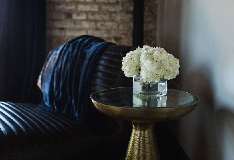 جناح سوبيريور, Gunrunner Boutique