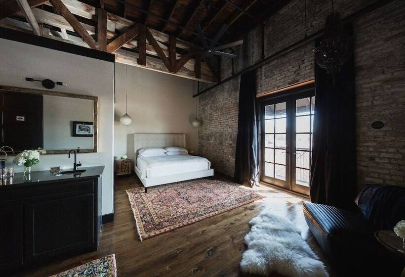 جناح سوبيريور, Gunrunner Boutique