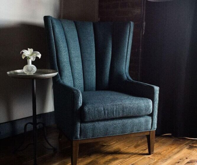 جناح سوبيريور, Gunrunner Boutique