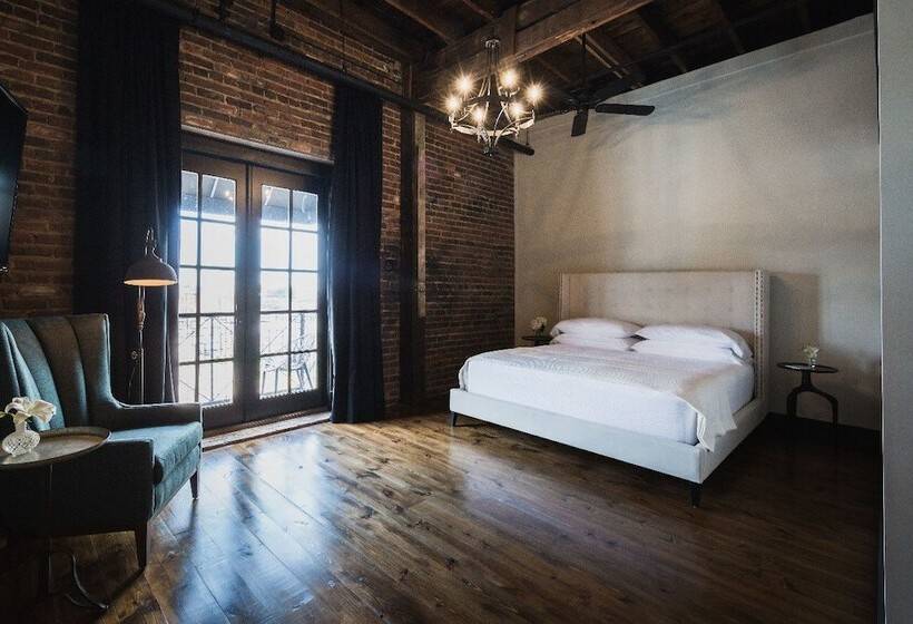 جناح سوبيريور, Gunrunner Boutique