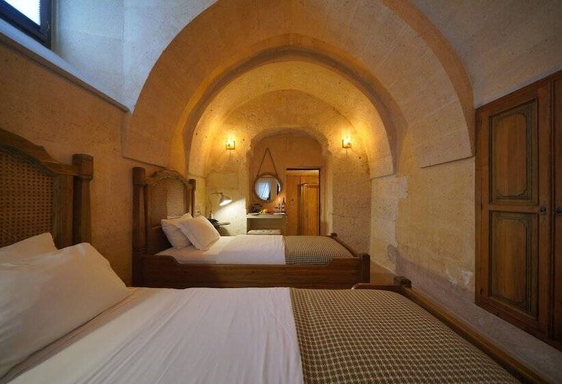 이코노미 룸, Maya Cave