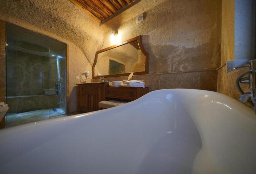 جناح مزوَّد بشرفة, Maya Cave