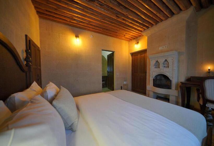 غرفة قياسية مطلة على الجبل, Maya Cave