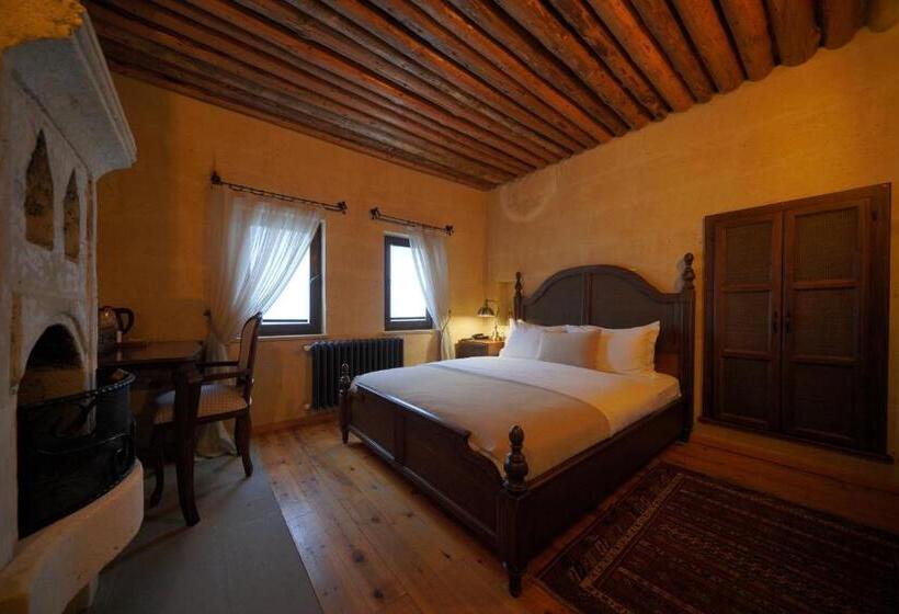 غرفة قياسية مطلة على الجبل, Maya Cave