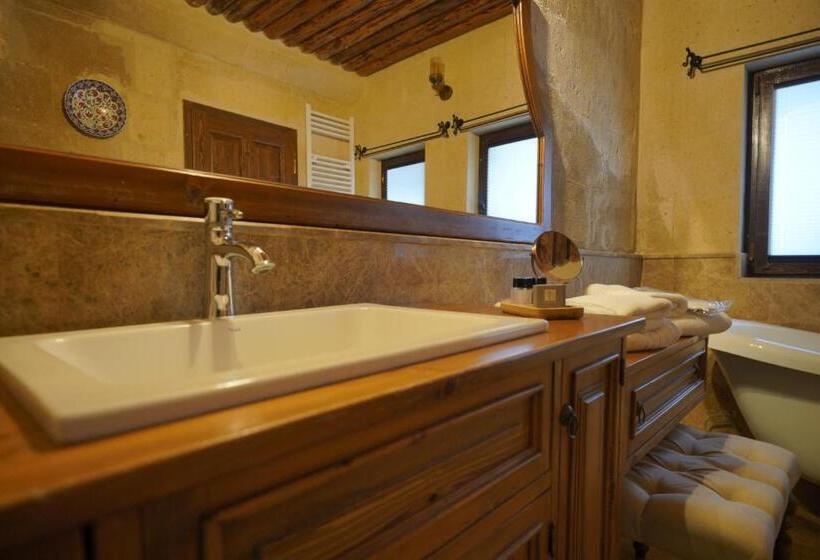 جناح مزوَّد بشرفة, Maya Cave