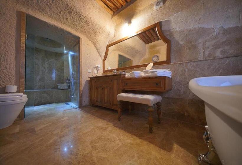 جناح مزوَّد بشرفة, Maya Cave