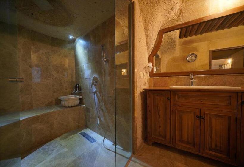 جناح مزوَّد بشرفة, Maya Cave