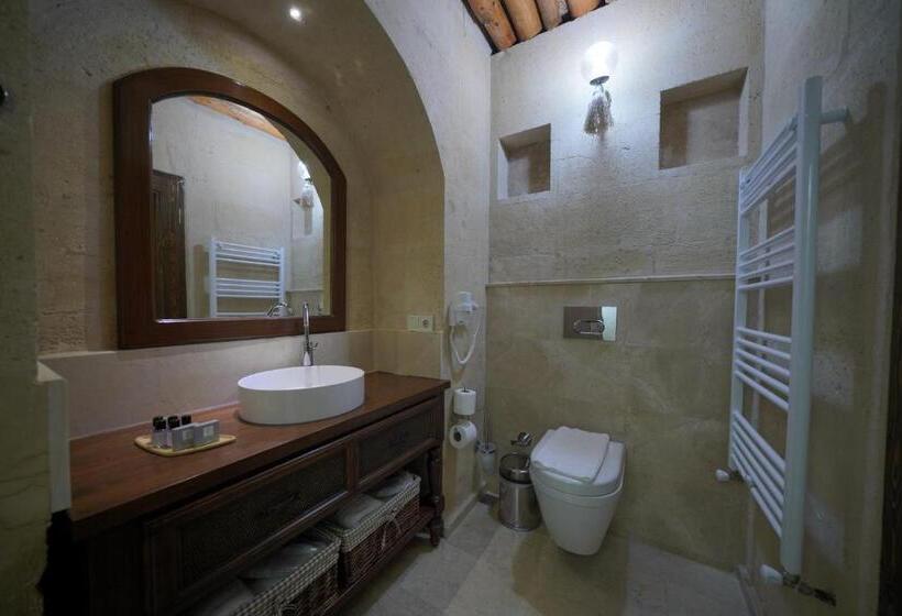 غرفة قياسية مطلة على الجبل, Maya Cave