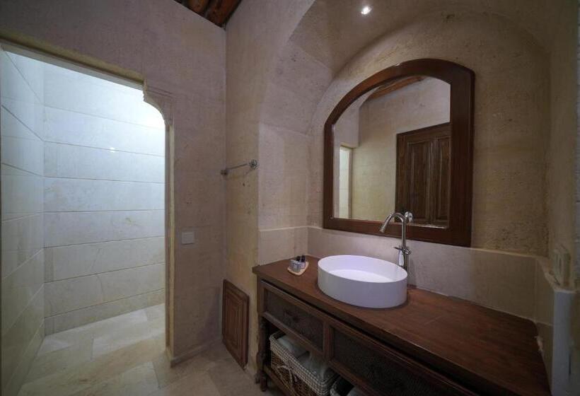 غرفة قياسية مطلة على الجبل, Maya Cave